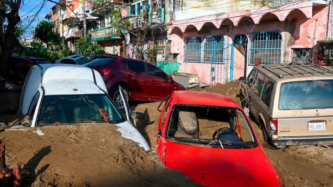 CNNE 1484612 - duelo en medio de la destruccion- familiares lloran la muerte de sus seres queridos tras otis