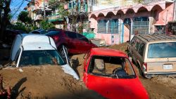 CNNE 1484612 - duelo en medio de la destruccion- familiares lloran la muerte de sus seres queridos tras otis