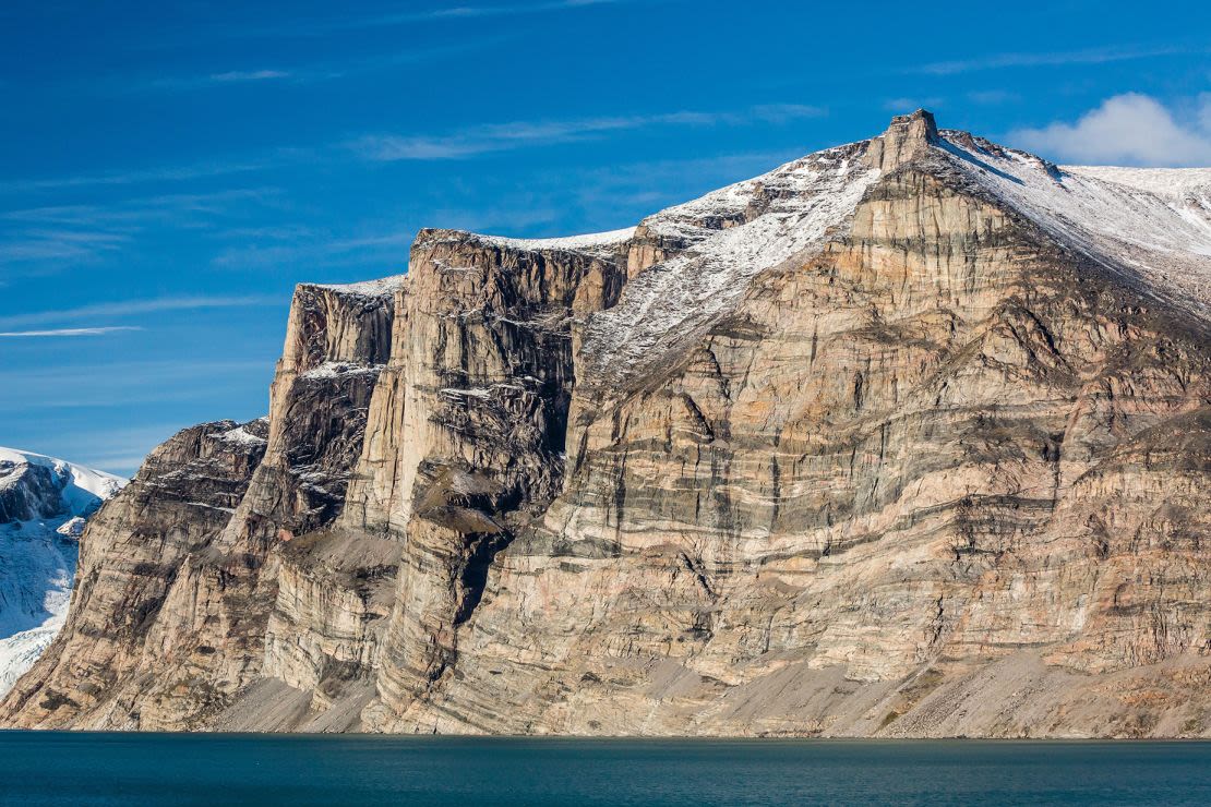 La isla de Baffin alberga montañas y escarpados acantilados.