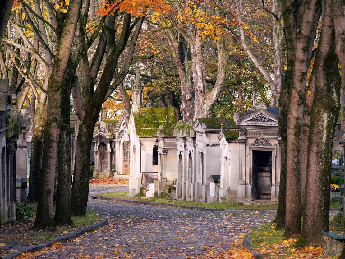 Père Lachaise es un destino turístico popular en París. También se ha visto un frenesí de actividad inapropiada alrededor de la tumba de Jim Morrison, el cantante principal de The Doors, dijo Bible.