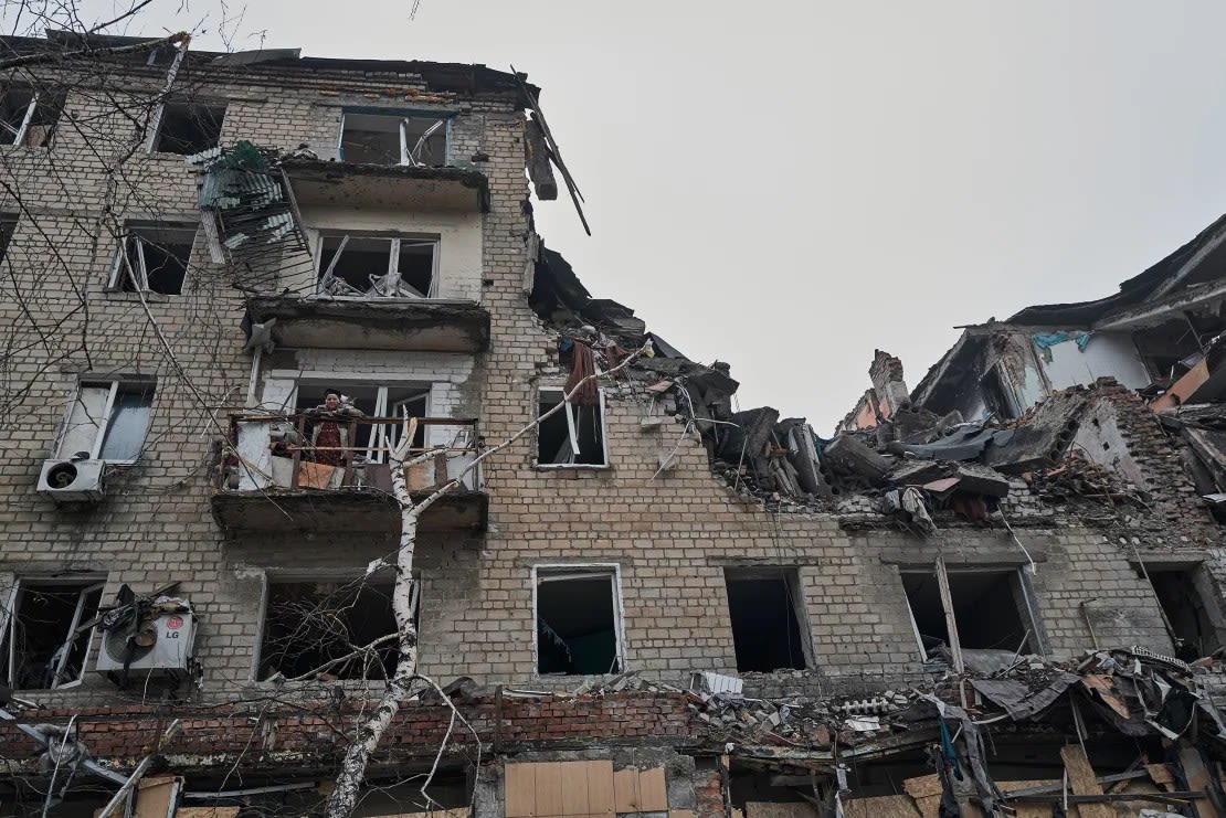 Una anciana civil junto a un gato en el balcón de su casa destruida en la ciudad ucraniana de Avdiivka el jueves. Solía ser profesora de idioma ucraniano antes de la invasión a gran escala.