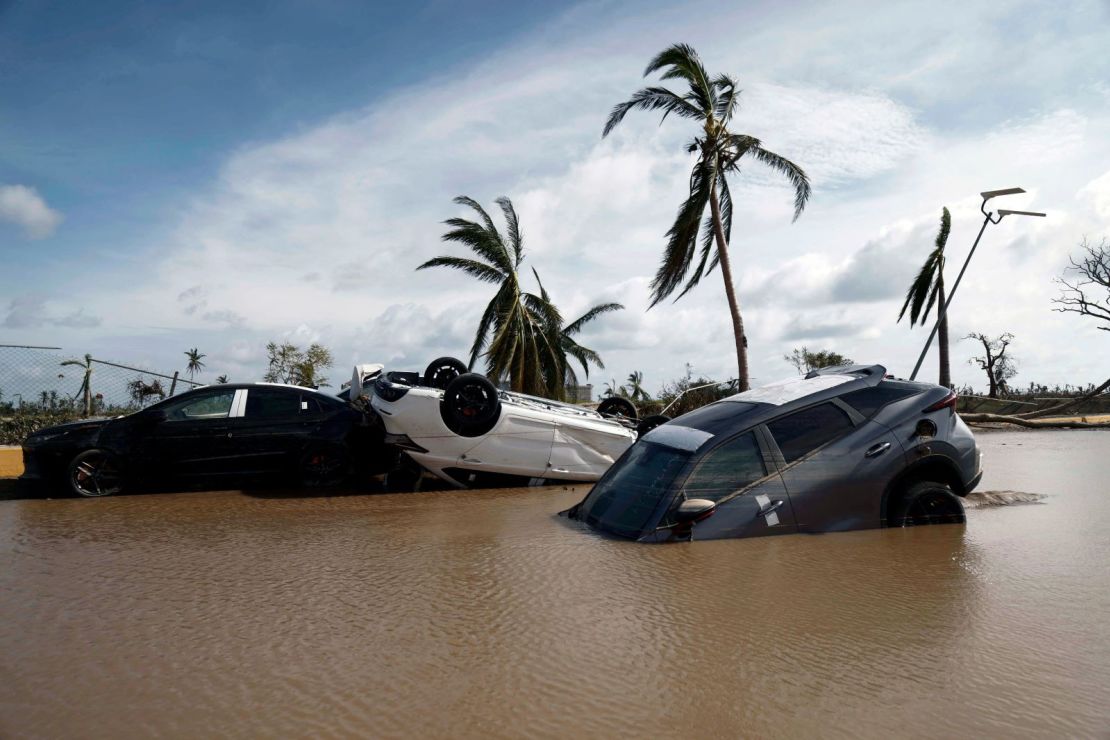 Los automóviles quedaron parcialmente bajo el agua después del huracán Otis en la "Zona Diamante" en Acapulco, Guerrero, el 27 de octubre de 2023.