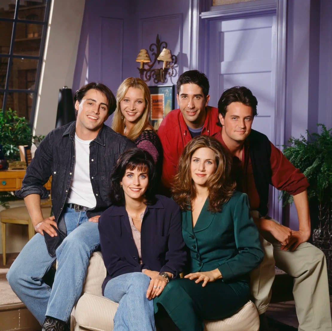 El elenco de 'Friends' en la temporada 1. (de izquierda a derecha) Matt LeBlanc, Lisa Kudrow, David Schwimmer, Matthew Perry (segunda fila) Courteney Cox y Jennifer Aniston.