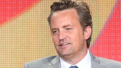 CNNE 1484964 - muere mathew perry, el carismatico actor que dio vida chandler de "friends"