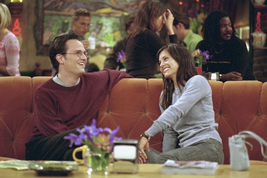 Perry y Cox aparecen en el episodio de "Friends" de 2000, "The One With Rachel's Assistant".