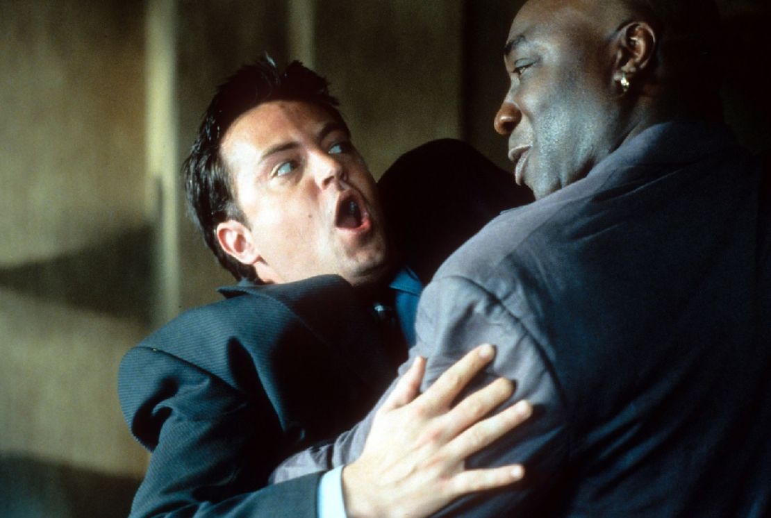 Michael Clarke Duncan aborda a Perry en una escena de la película de 2000 "The Whole Nine Yards".