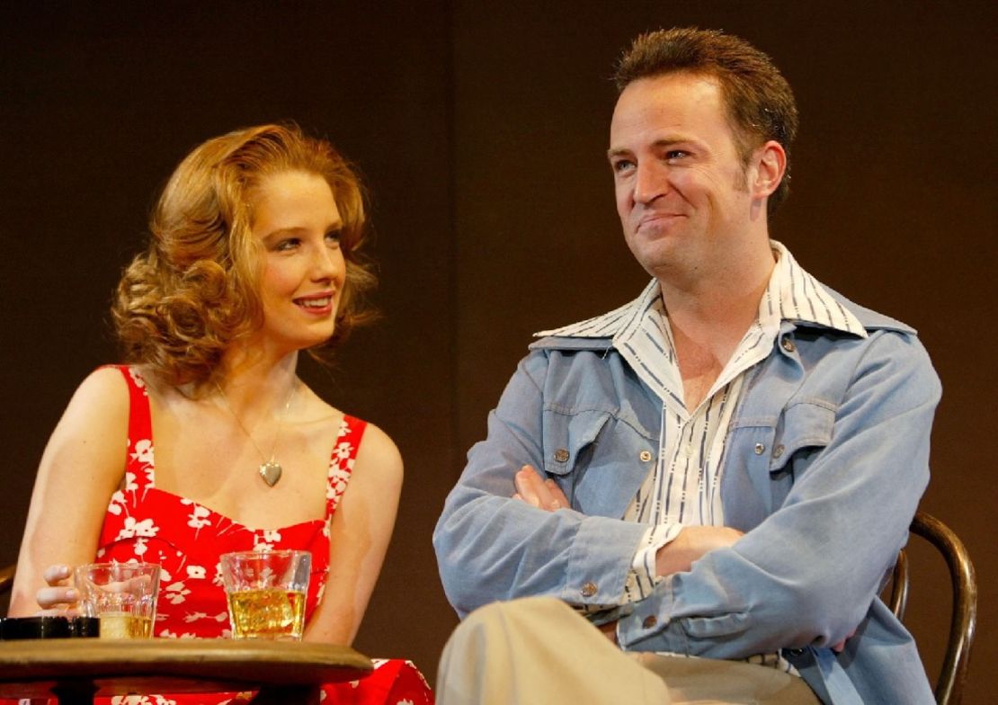 Perry y la actriz británica Kelly Reilly interpretan una escena de la obra del West End "Sexual Perversity in Chicago" en el Comedy Theatre de Londres en 2003.