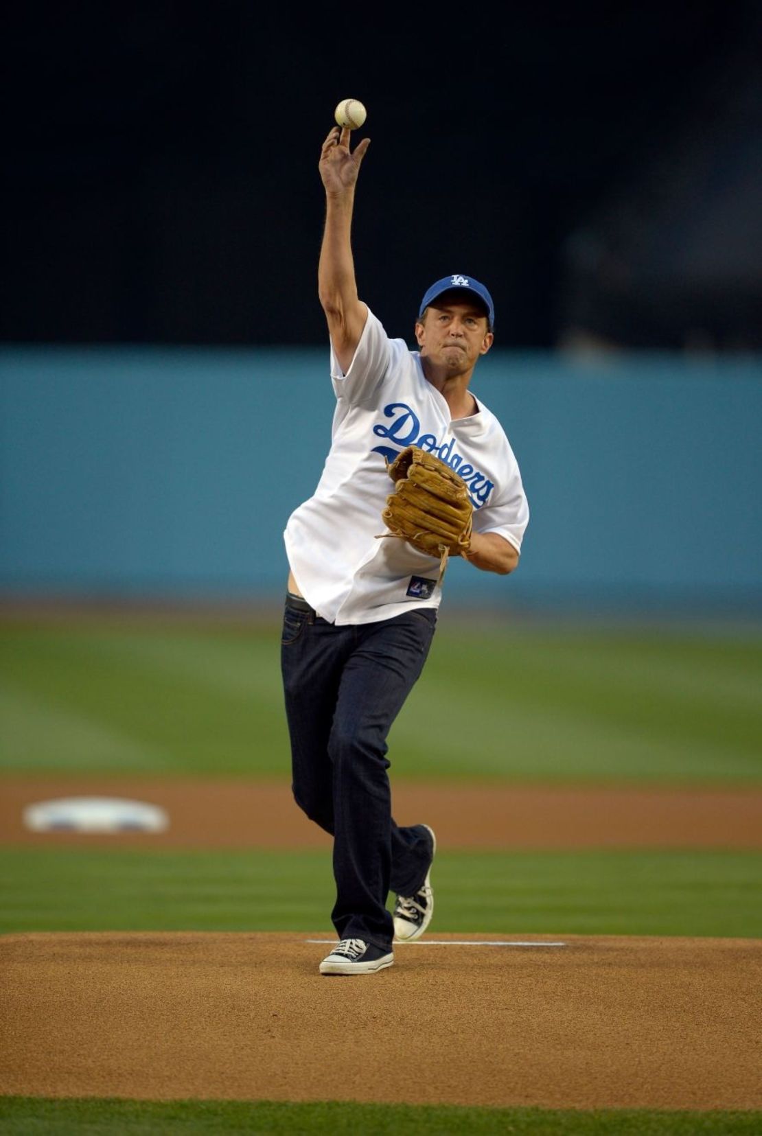 Perry realiza el primer lanzamiento ceremonial en un juego de los Dodgers de Los Ángeles en 2012.