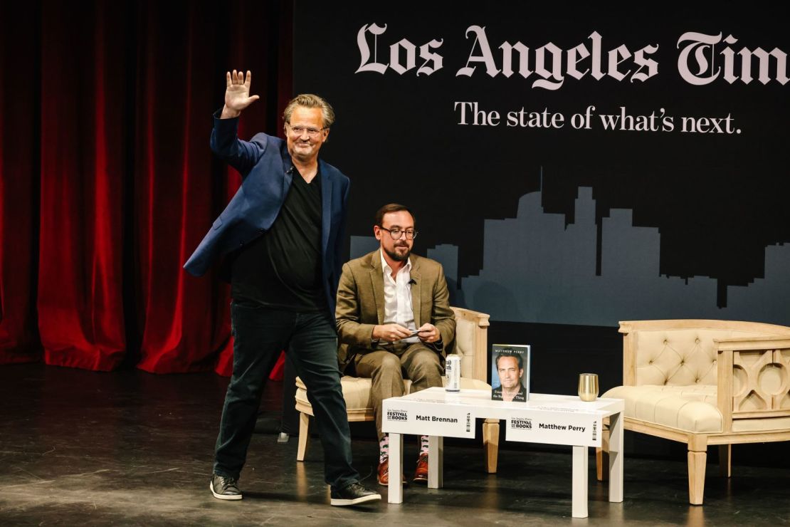 Perry sube al escenario para conversar con el editor Matt Brennan durante el Festival de Libros de Los Angeles Times, en Los Ángeles, 2023.