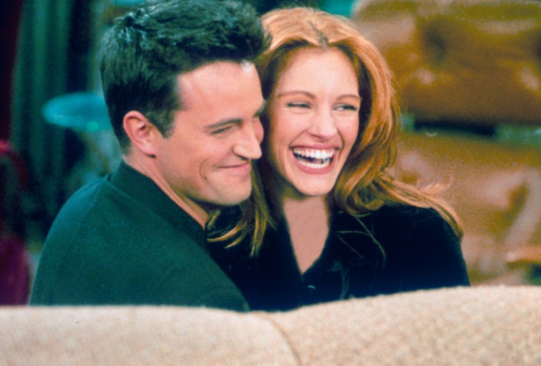 Matthew Perry y la actriz Julia Roberts se abrazan en el set de "Friends".