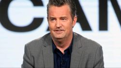 CNNE 1485168 - mira a matthew perry como presentador invitado en un programa de cnn