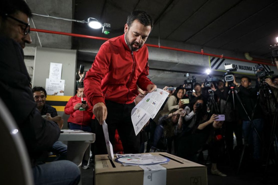 Carlos Fernando Galán vota durante las elecciones regionales del país, en Bogotá, el 29 de octubre de 2023. Crédito: JUAN PABLO PINO/AFP vía Getty Images.