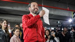 Carlos Fernando Galán muestra su tarjetón mientras vota durante las elecciones regionales del país, en Bogotá el 29 de octubre de 2023. Crédito: JUAN PABLO PINO/AFP vía Getty Images.