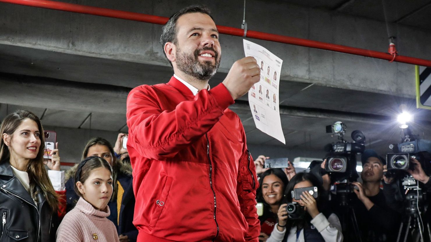 Carlos Fernando Galán muestra su tarjetón mientras vota durante las elecciones regionales del país, en Bogotá el 29 de octubre de 2023. Crédito: JUAN PABLO PINO/AFP vía Getty Images.