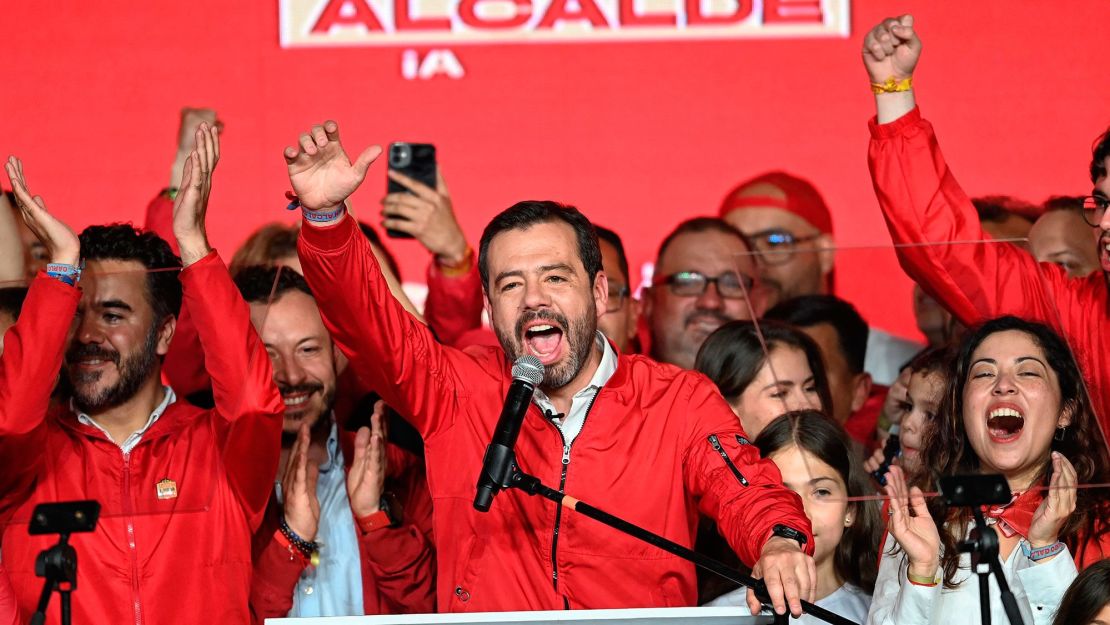 El candidato a la alcaldía de Bogotá por el partido Nuevo Liberalismo, Carlos Fernando Galán, celebra tras el final de las elecciones regionales del país, en Bogotá el 29 de octubre de 2023.