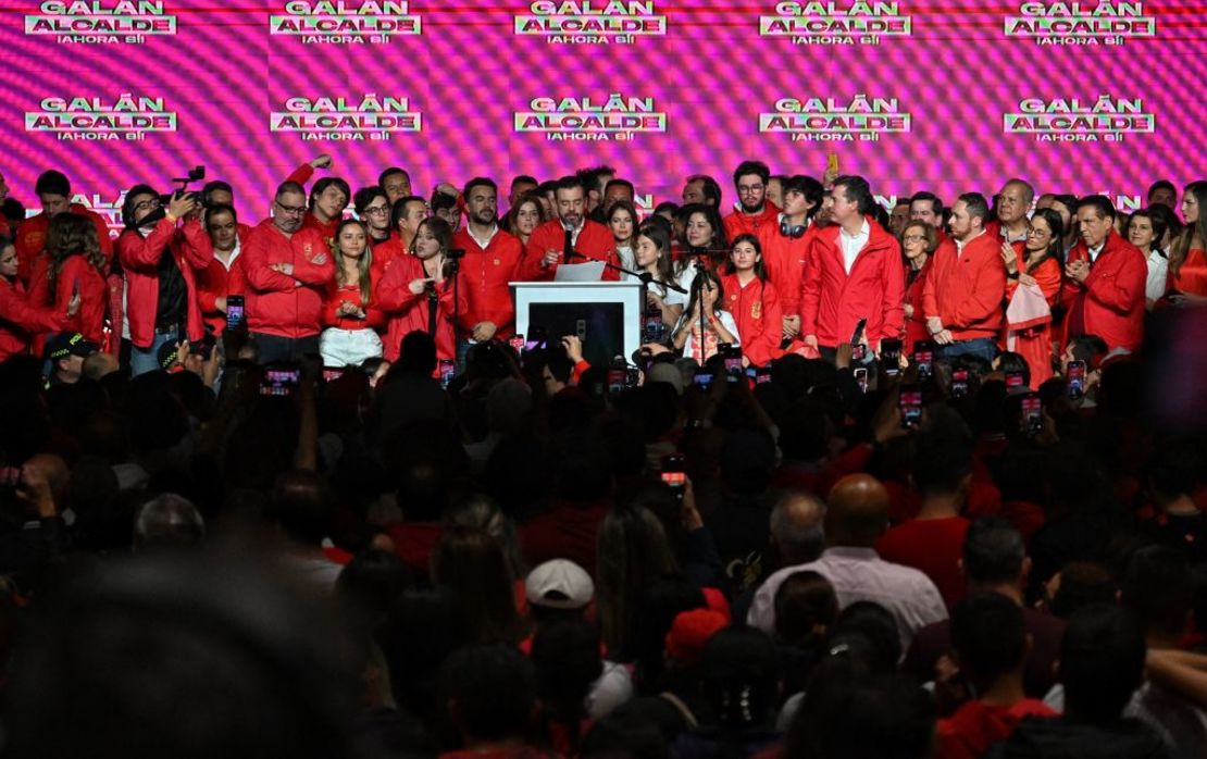 Carlos Fernando Galán habla tras las elecciones regionales del país, en Bogotá el 29 de octubre de 2023. Crédito: JUAN BARRETO/AFP vía Getty Images.
