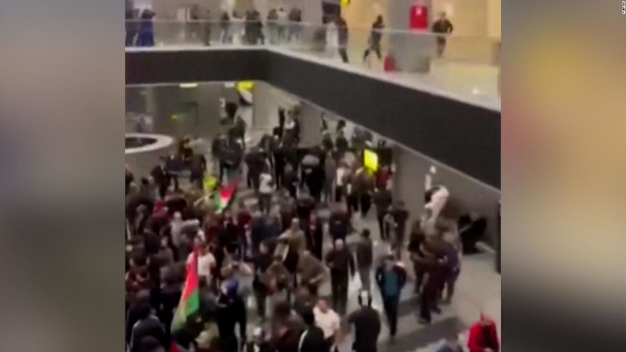 CNNE 1485466 - multitud irrumpe en un aeropuerto ruso cuando aterriza el vuelo de tel aviv