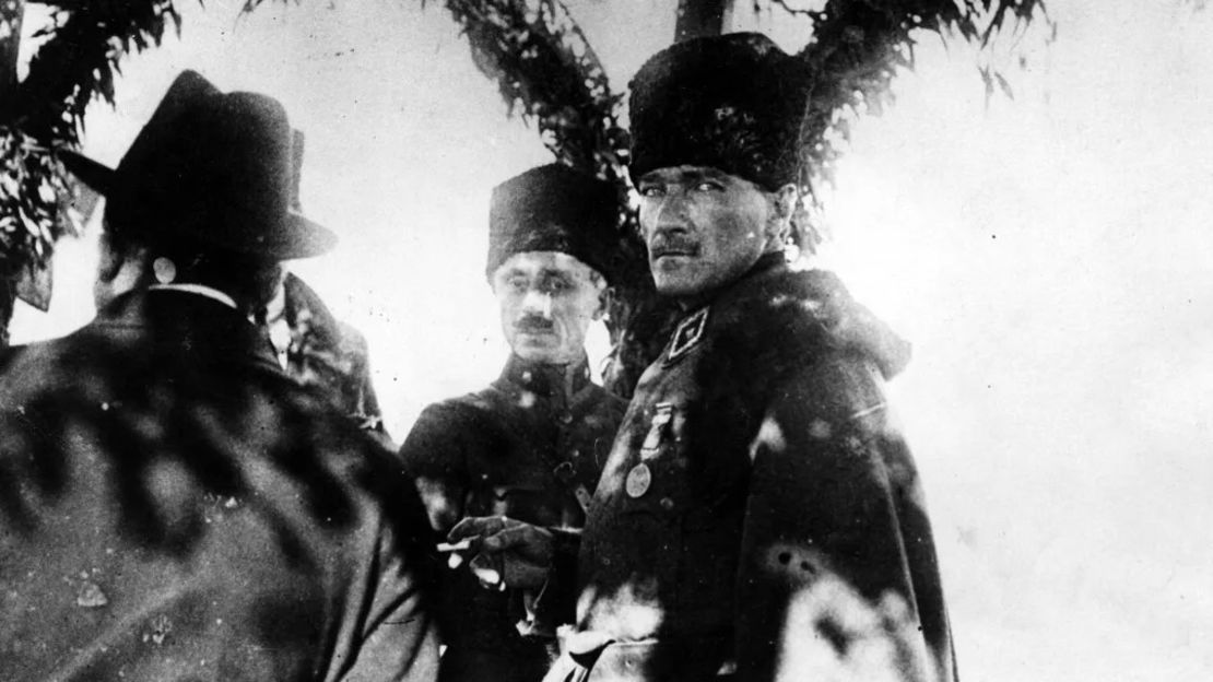 Mustafa Kemal Ataturk (1880-1938), presidente de Turquía, conversa con sus asesores, hacia 1919. Crédito: Hulton Archive/Getty Images