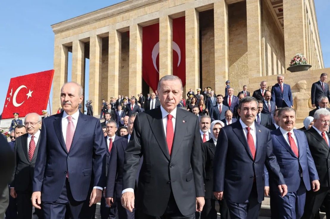 El presidente turco Recep Tayyip Erdogan (C) y funcionarios del Estado visitan Anitkabir, el mausoleo del fundador de la República Turca, Mustafa Kemal Ataturk, con motivo del centenario de la República Turca en Ankara, el domingo. Crédito: Adem Altan/AFP/Getty Images