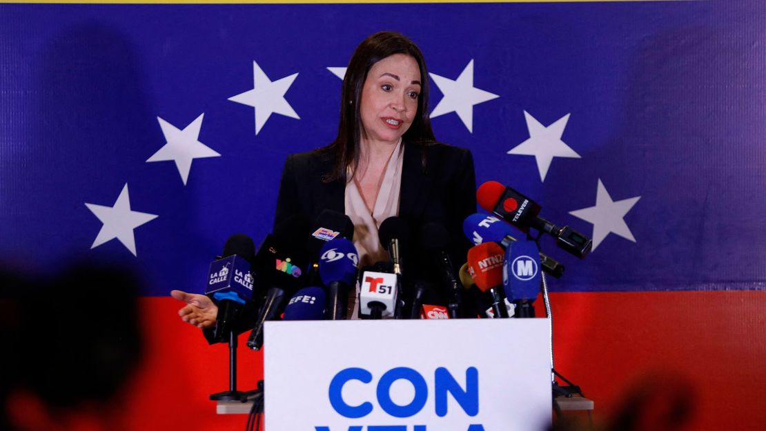 La candidata presidencial electa de la oposición venezolana, María Corina Machado, da una conferencia de prensa después de su victoria en las elecciones primarias de la oposición, en Caracas el 22 de octubre de 2023. Crédito: PEDRO RANCES MATTEY/AFP vía Getty Images.