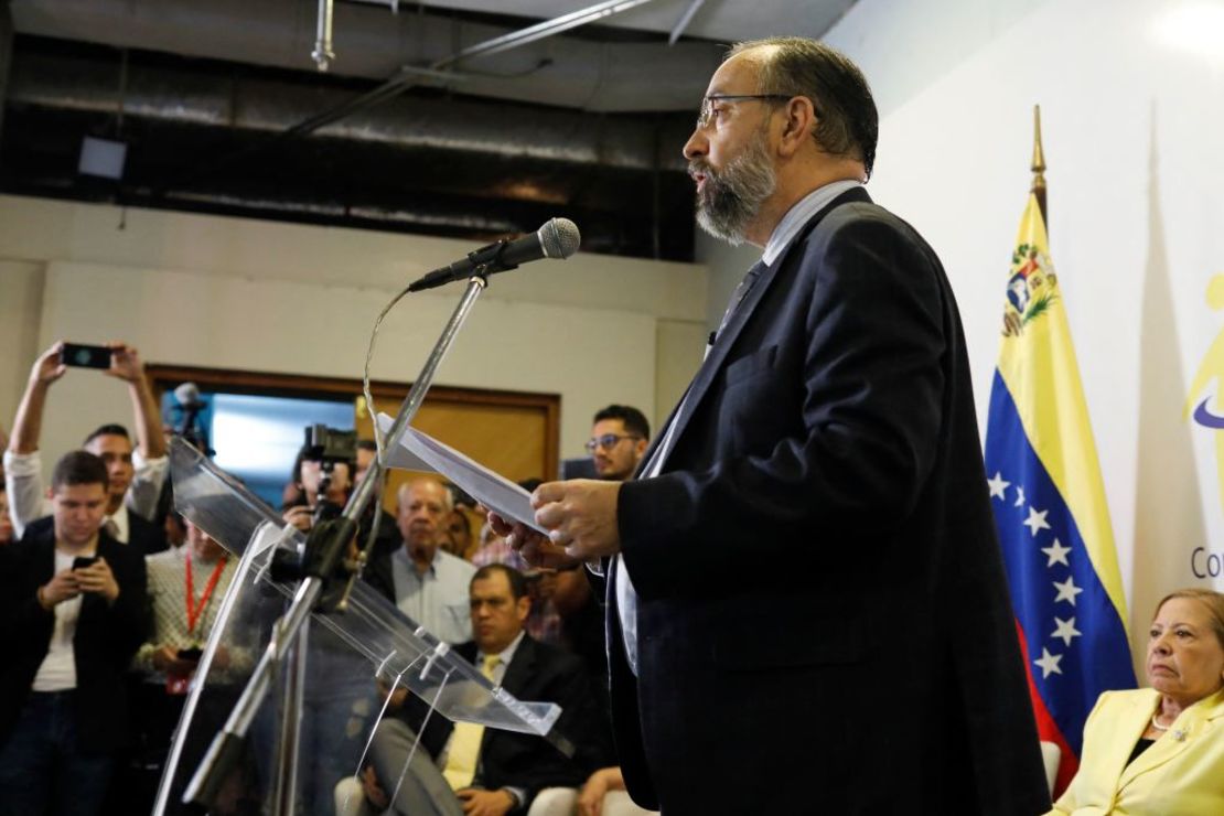 Jesús María Casal, presidente de la Comisión Nacional de Primarias, habla durante un acto para reconocer la victoria electoral de la candidata presidencial venezolana por el partido opositor Vente Venezuela, María Corina Machado, en Caracas el 26 de octubre de 2023. Crédito: PEDRO RANCES MATTEY/AFP vía Getty Images.