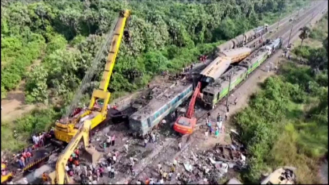 CNNE 1485640 - un choque de trenes ocasiona al menos 13 muertos y 50 heridos en india