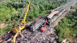 CNNE 1485640 - un choque de trenes ocasiona al menos 13 muertos y 50 heridos en india