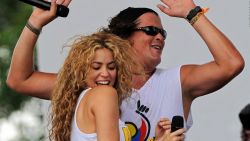 CNNE 1485675 - shakira cambia letra de "la bicicleta" durante sorpresa a carlos vives