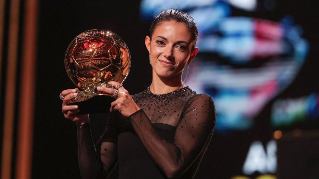 Aitana Bonmatí levanta el Balón de Oro 2023.