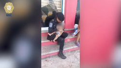 CNNE 1485773 - mujer policia amamanta a un bebe en acapulco que no habia sido alimentado en dos dias