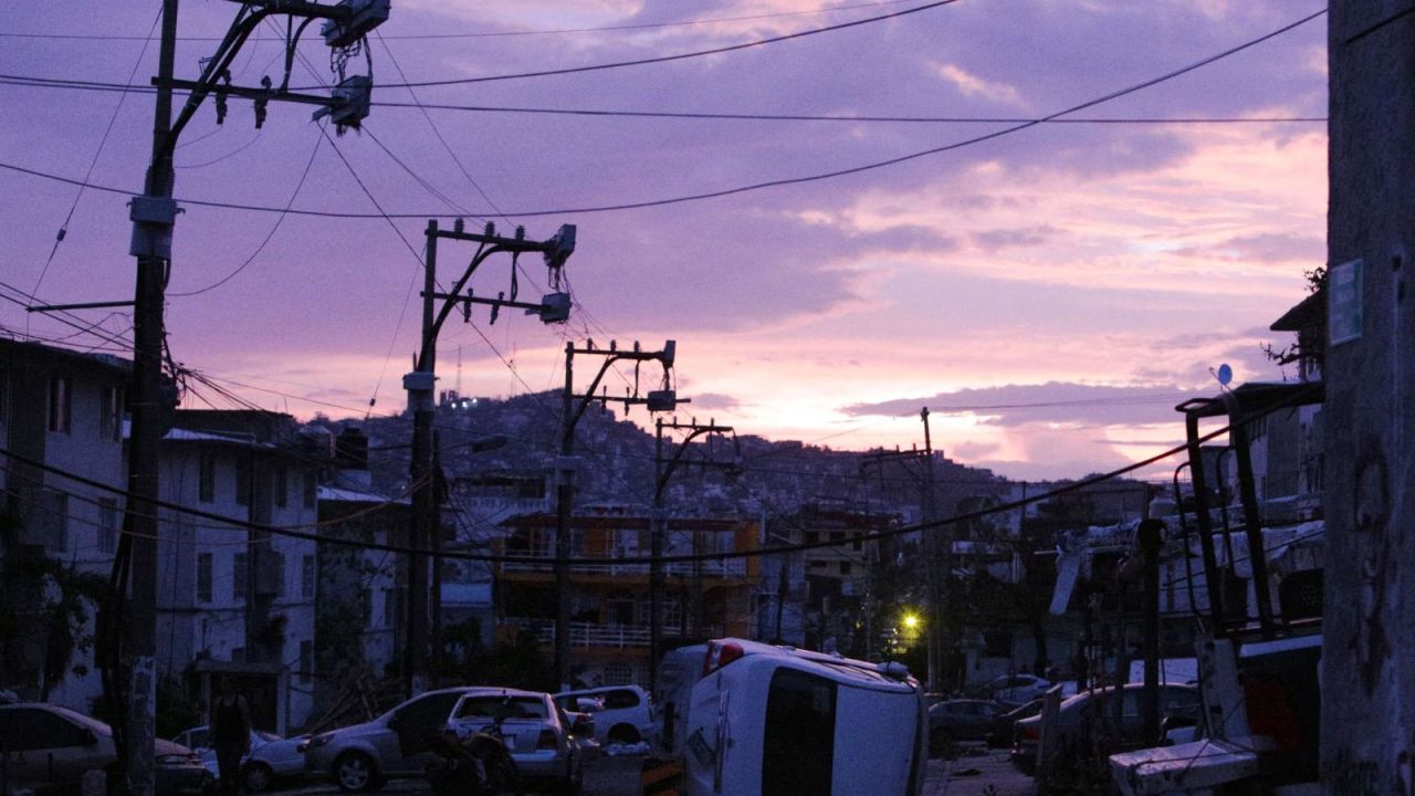 CNNE 1485879 - acapulco- falta de luz no deja velar a muertos por otis