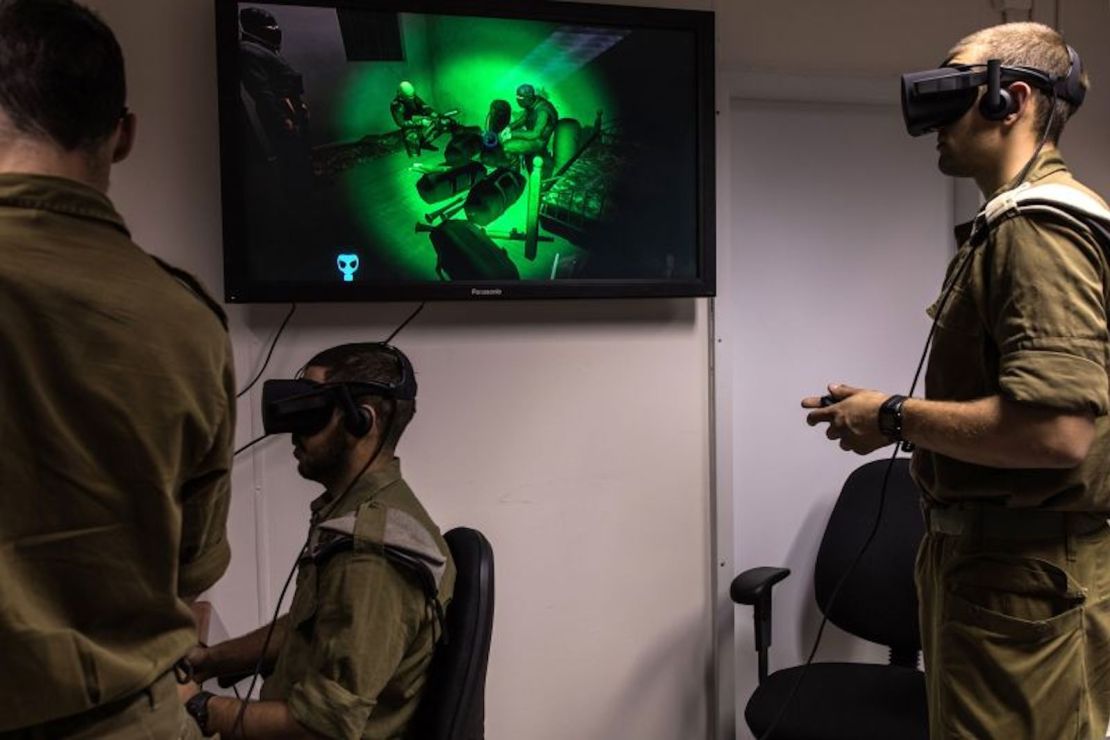 Soldados israelíes realizan un ejercicio de entrenamiento utilizando tecnología de campo de batalla de realidad virtual para simular túneles de Hamas en una base israelí en Petah Tikva, Israel, en 2017.