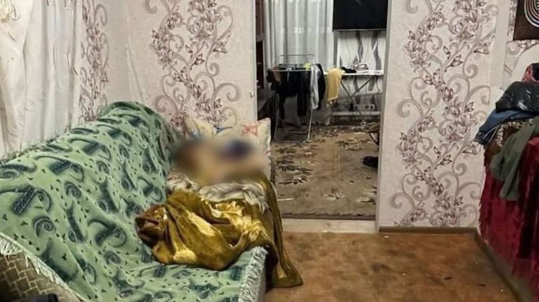 Esta foto muestra una persona hallada muerta en una vivienda de la localidad de Volnovakha, ocupada por Rusia, en la región oriental ucraniana de Donetsk.