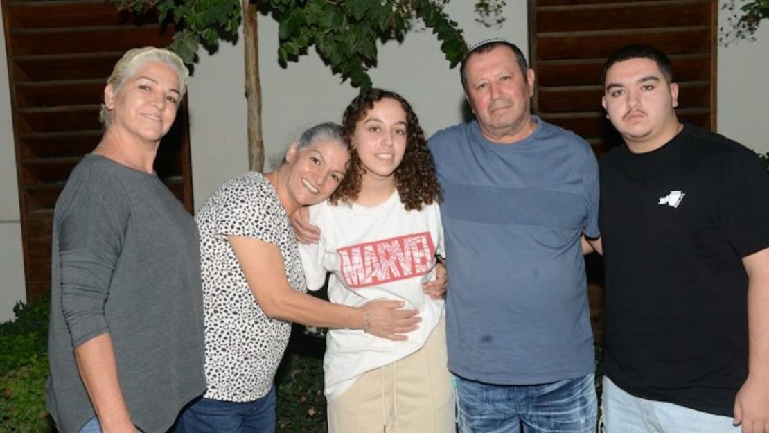 La soldado Ori Megidish aparece en esta foto junto a su familia tras ser rescatada por las fuerzas israelíes del cautiverio de Hamas en Gaza.