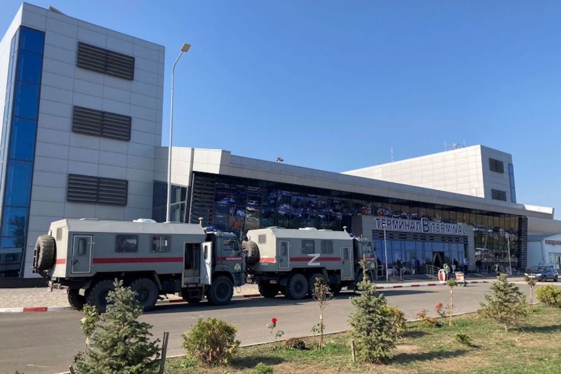 Una furgonetas de la Guardia Nacional rusa aparca en el aeropuerto de Makhachkala, Daguestán, el 30 de octubre de 2023.