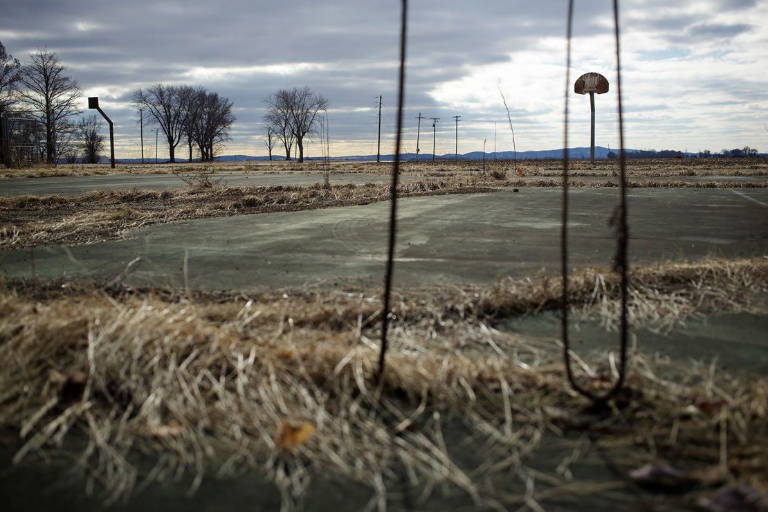 Antiguas canchas de baloncesto en el instituto abandonado de Valmeyer. Todo el pueblo fue trasladado a terrenos más altos tras una inundación en 1993. Crédito: Kile Brewer/The New York Times/Redux