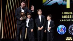 CNNE 1486200 - ¿como celebro messi su balon de oro?