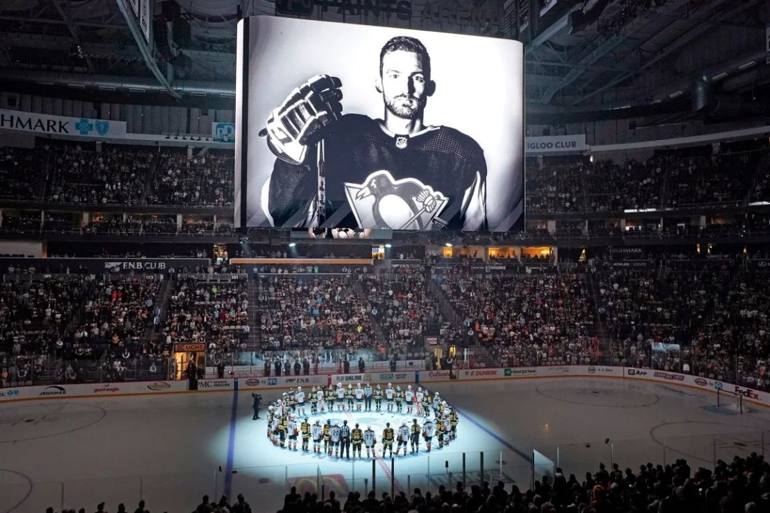 Los Pittsburgh Penguins y los Anaheim Ducks rodean el centro del hielo antes del partido de este lunes.