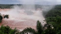 CNNE 1486235 - mira la furia de las cataratas del iguazu- el nivel del agua es casi 16 veces mayor de lo usual