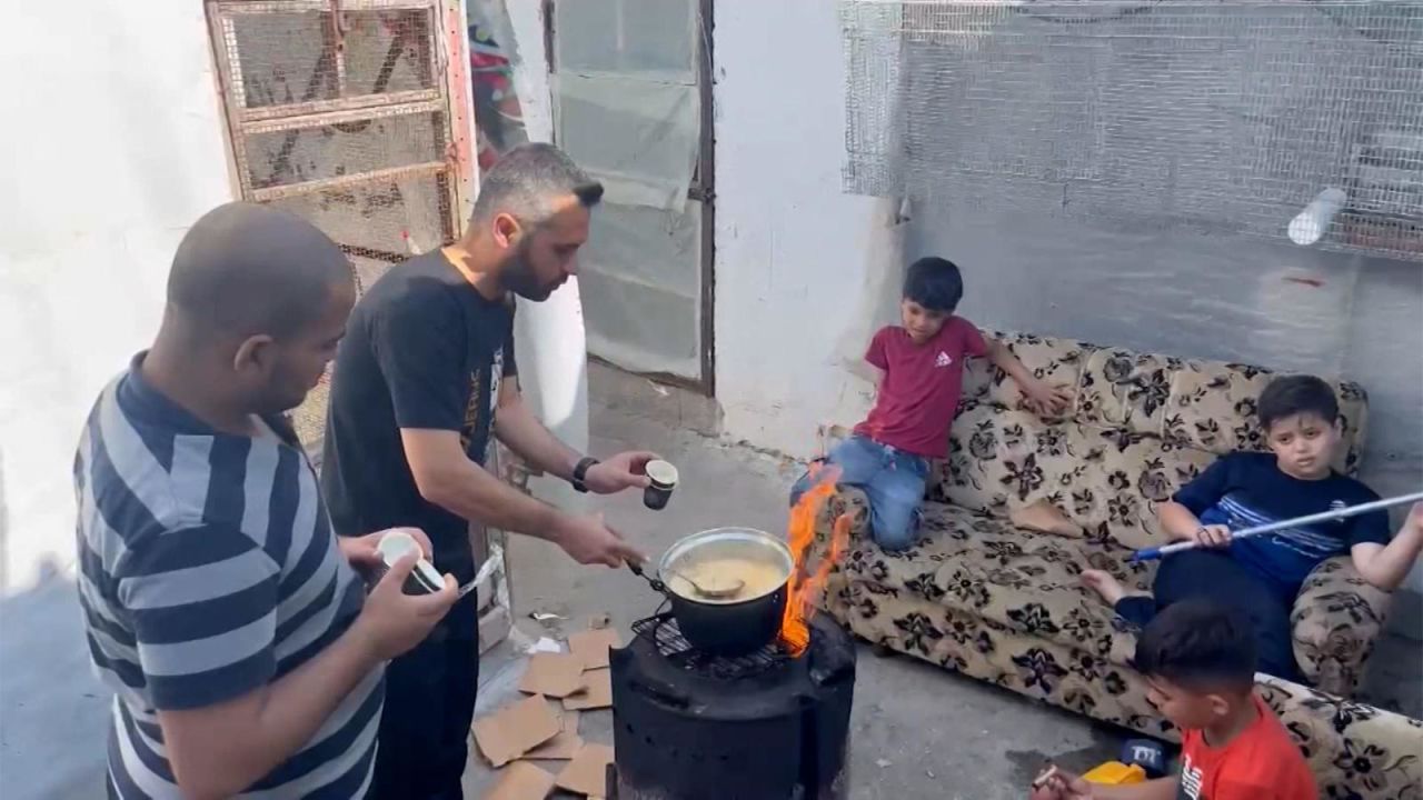 CNNE 1486297 - productor de cnn muestra como sobrevive su familia en el sur de gaza