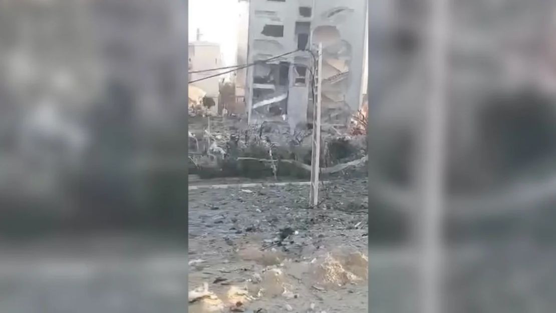 Esta captura de pantalla de un video muestra las ruinas del complejo familiar de Saqallah tras la explosión del 19 de octubre.