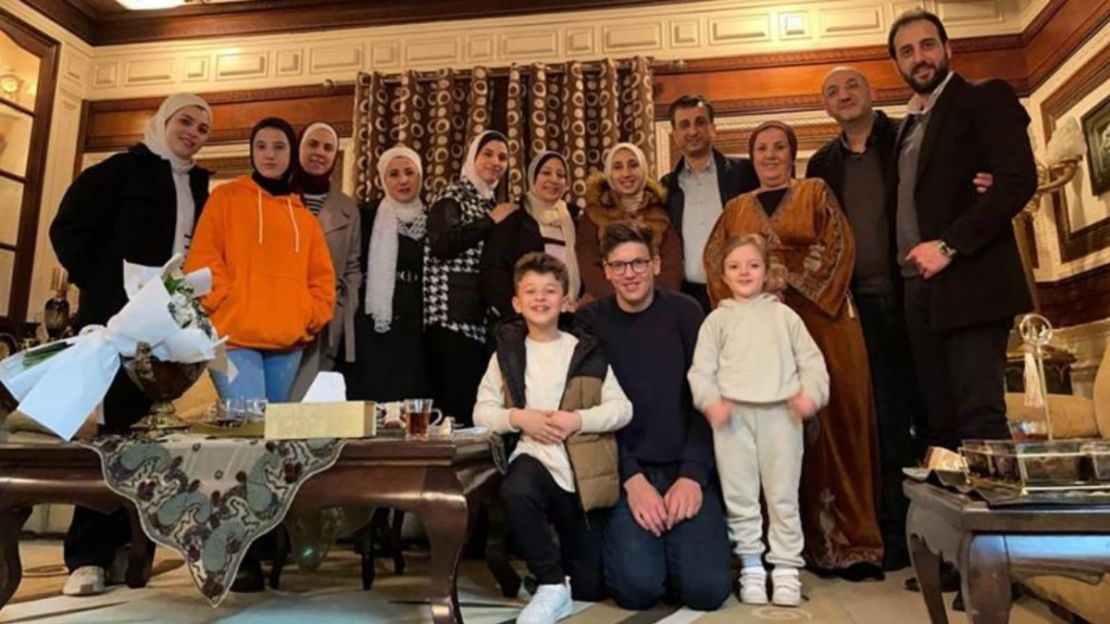 42 de una misma familia, entre ellos todos los que aparecen en esta imagen, murieron el 19 de octubre cuando, según sus parientes, bombardeos israelíes atacaron el complejo familiar en el barrio de Sheikh Ejleen de la Ciudad de Gaza.