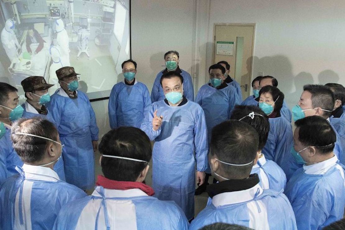 El primer ministro chino, Li Keqiang, visita un hospital en Wuhan el 27 de enero de 2020, días después de que la ciudad fuera sometida a un bloqueo total para frenar el virulento brote de Covid-19.