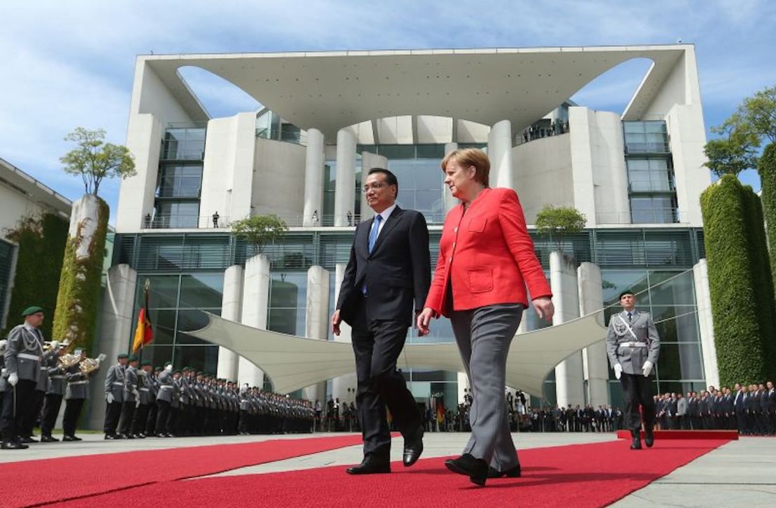 La canciller alemana Angela Merkel y el primer ministro chino Li Keqiang pasan revista a una guardia de honor antes de una reunión en la Cancillería el 9 de julio de 2018 en Berlín, Alemania.