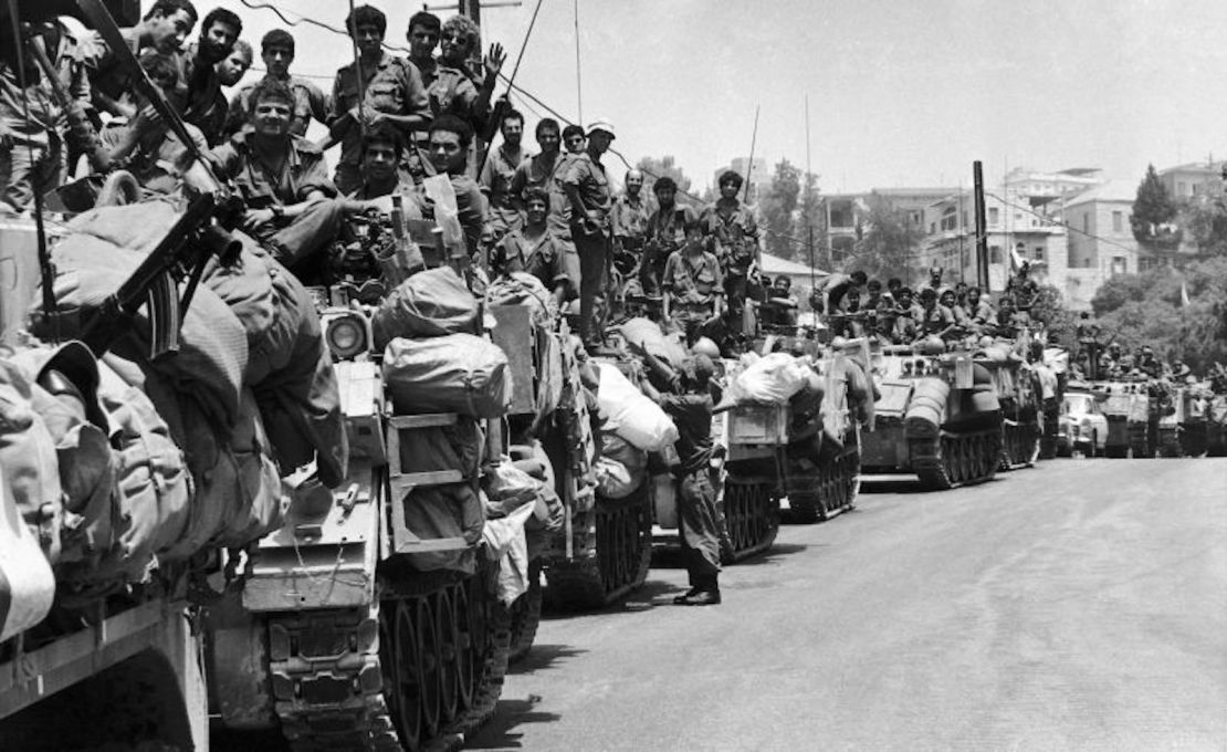 Una larga fila de vehículos blindados de transporte de tropas israelíes y sus tripulaciones esperan en las afueras de Beirut, en el verano de 1982.