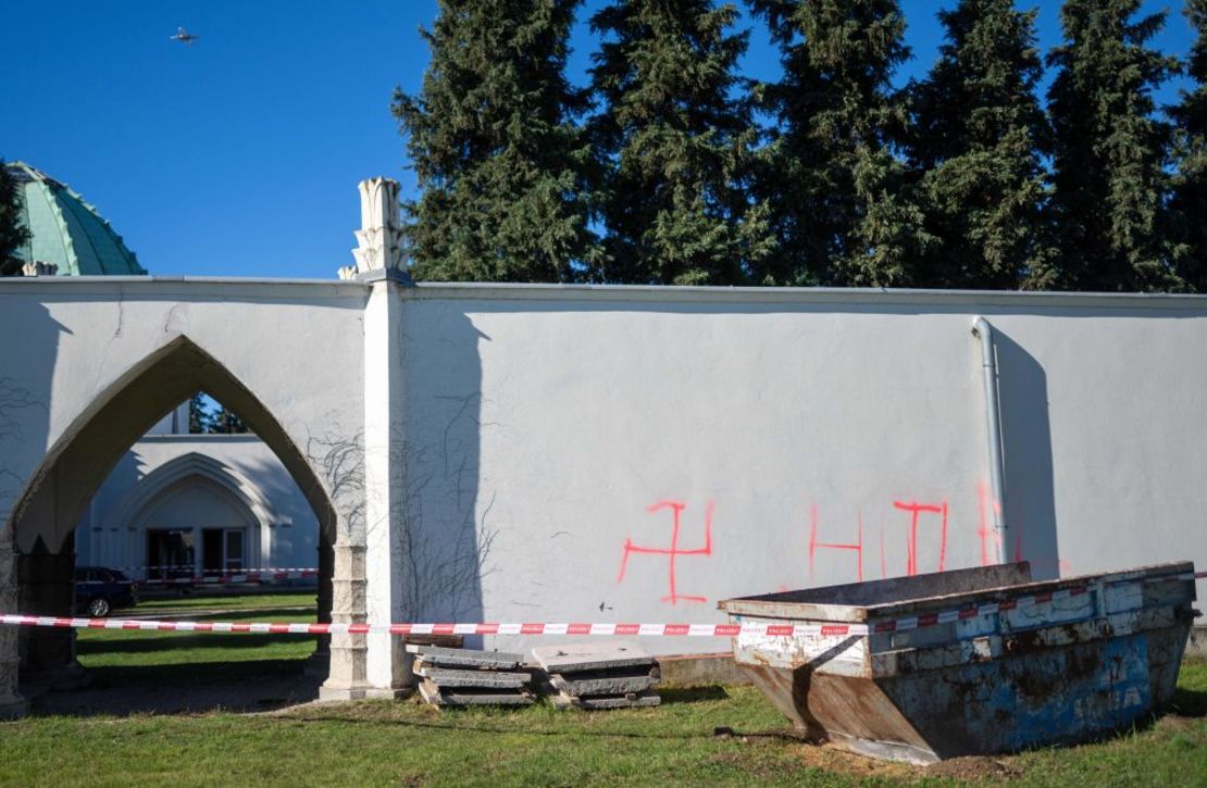 Esta foto del 1 de noviembre de 2023 muestra símbolos esvásticos rociados en una pared exterior frente a la sala de ceremonias en la parte judía del Cementerio Central de Viena, Austria.