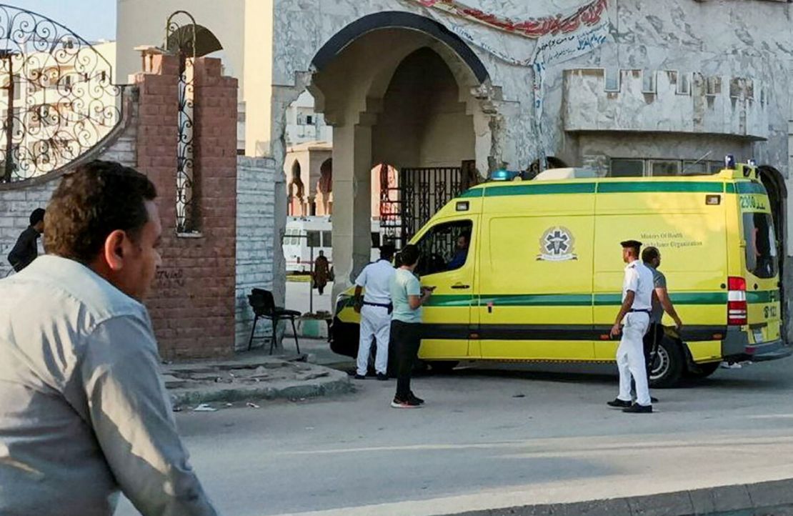 Guardias de seguridad revisan una ambulancia egipcia que transporta a palestinos gravemente heridos cuando llegan al hospital de Al-Arish a través del cruce fronterizo de Rafah, el 1 de noviembre de 2023. REUTERS/Stringer