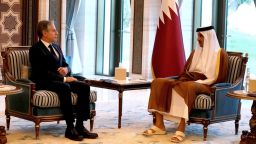 El secretario de Estado de Estados Unidos, Antony Blinken, y el emir de Qatar, el jeque Tamim bin Hamad Al Thani, asisten a una reunión en Lusail, Qatar, en octubre.