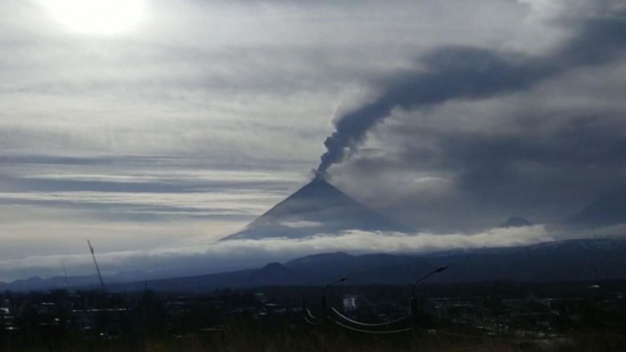 CNNE 1486744 - alerta por actividad del volcan mas grande de rusia