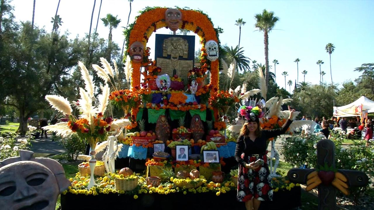 CNNE 1486914 - celebran en el cementerio hollywood forever el dia de los muertos